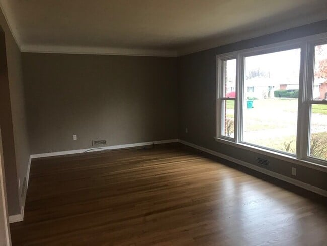 Building Photo - Luxury living at a great price!