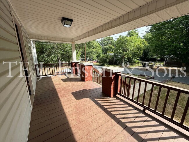 Foto del edificio - Charming 2 Bedroom Home with Rocking Chair Front Porch Near Downtown Winston-Salem