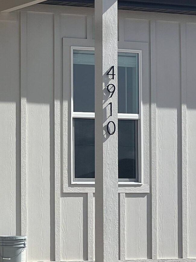 Building Photo - Wagon Wheel Duplex
