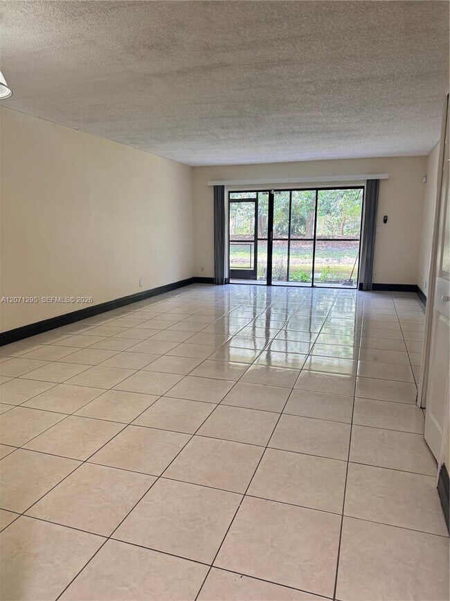 Foto del edificio - 215 Lakeview Dr