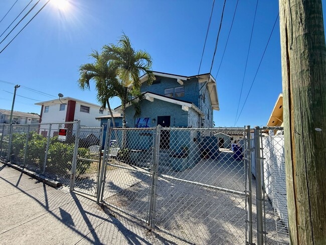Renovated Large 3 Bed 1 Bath Unit Available For Rent Located In Little Havana. - Renovated Large 3 Bed 1 Bath Unit Available For Rent Located In Little Havana. Apartment
