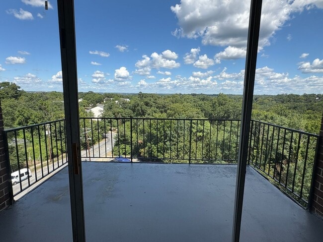 Building Photo - NEWLY AVAILABLE - RENOVATED 3 BR UNIT IN T...