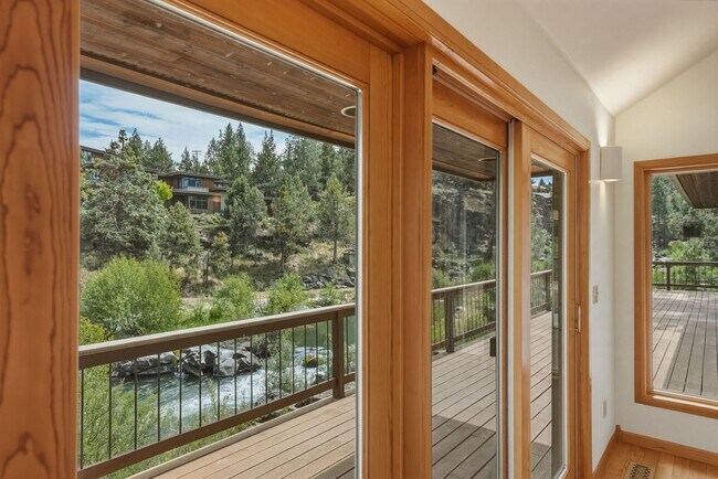 Foto del edificio - Exceptional Three Bedroom Riverfront Retreat in Northwest Bend