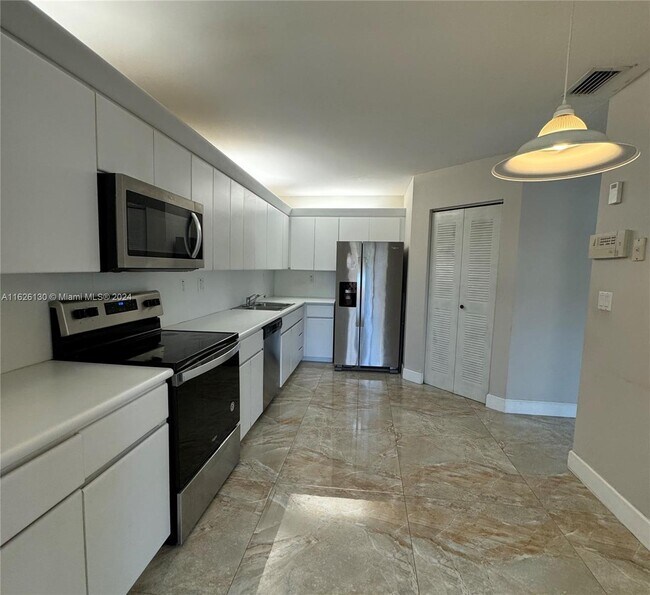 Building Photo - 549 Racquet Club Rd