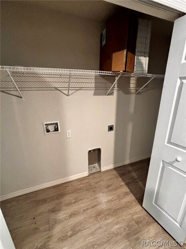 Foto del edificio - 9437 N Travis Dr