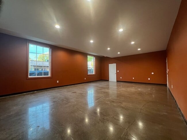Foto del edificio - Commercial Space! Perfect for fitness/yoga...