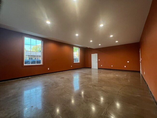 Building Photo - Commercial Space! Perfect for fitness/yoga...