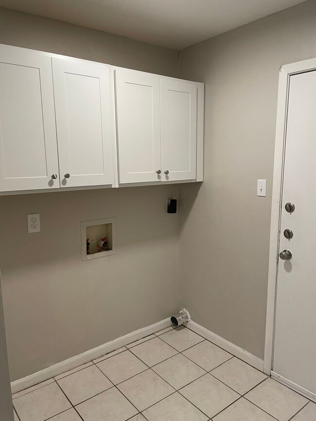 Building Photo - 823 San Saba Dr