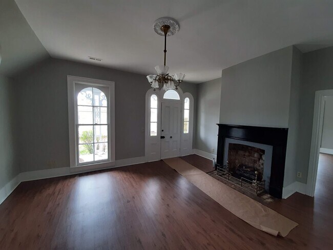 Building Photo - 104 N Cedar St