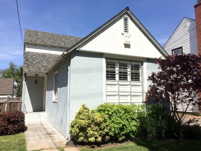 Building Photo - 2831 Marina Dr