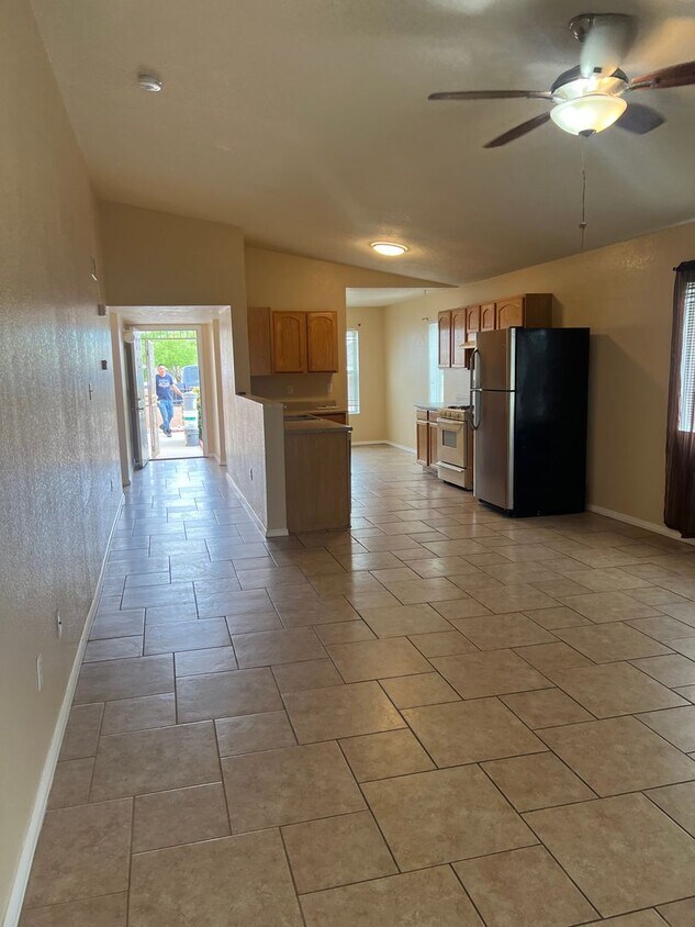 Foto principal - Spacious 4 Bedroom Home Ready for Immediat...
