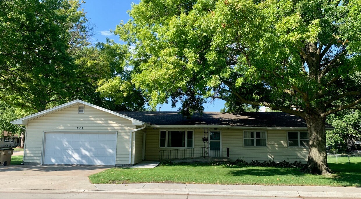 2304 N Sycamore St, Grand Island, NE 68801 House Rental in Grand