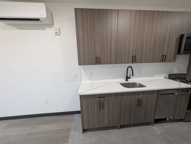 Foto del edificio - 129 Mallory Ave