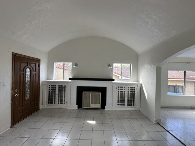 Building Photo - Charming & Spacious 2 Bed, 2 Bath
