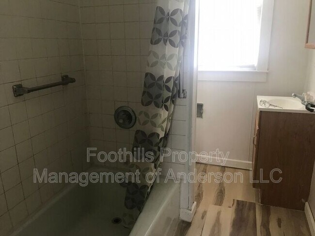 Foto del edificio - 302 Dickens Ave