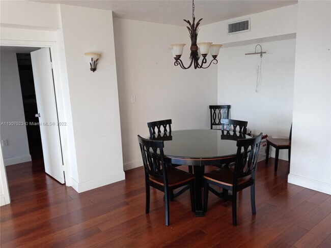 Foto del edificio - 3625 N Country Club Dr