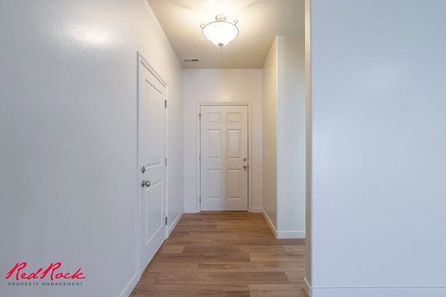 Building Photo - Spacious 2 Bedroom Hurricane Townhome - Pe...