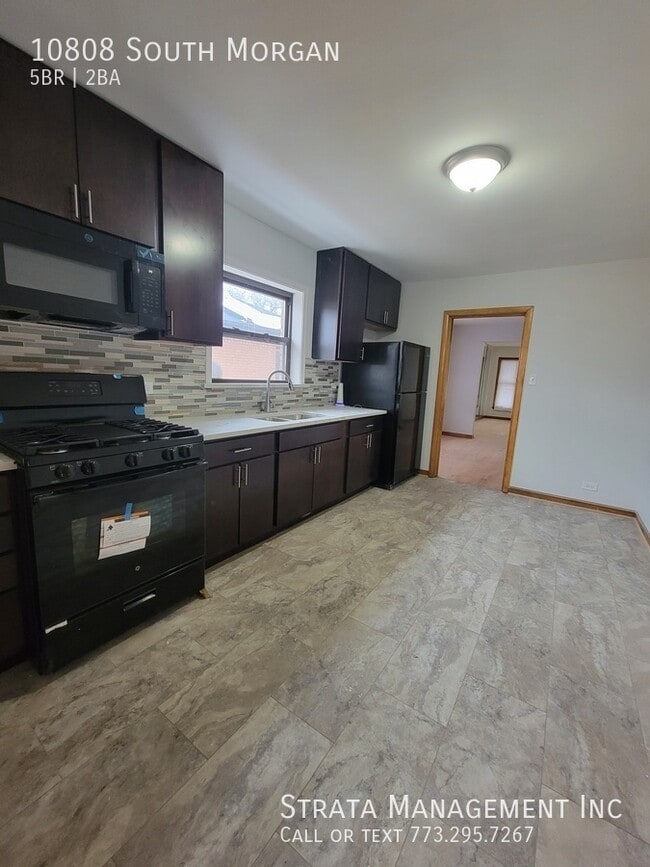 Building Photo - 5 bedroom Single Family home- 2 car garage...