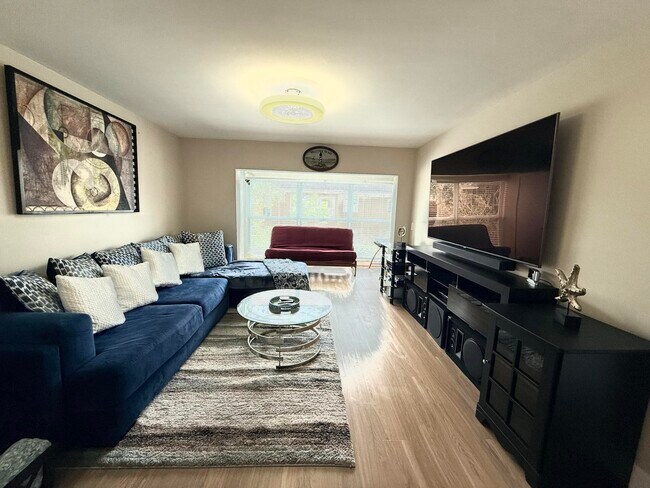 Building Photo - 13916 Viale Elizabeth