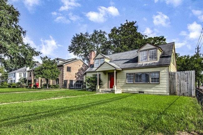 Building Photo - 3761 Parkwood Dr