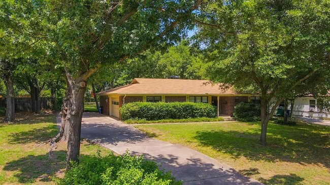 Building Photo - 2114 Houston Pl