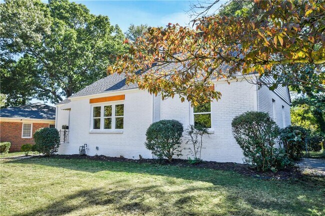 Foto del edificio - 458 Shannon Dr SW