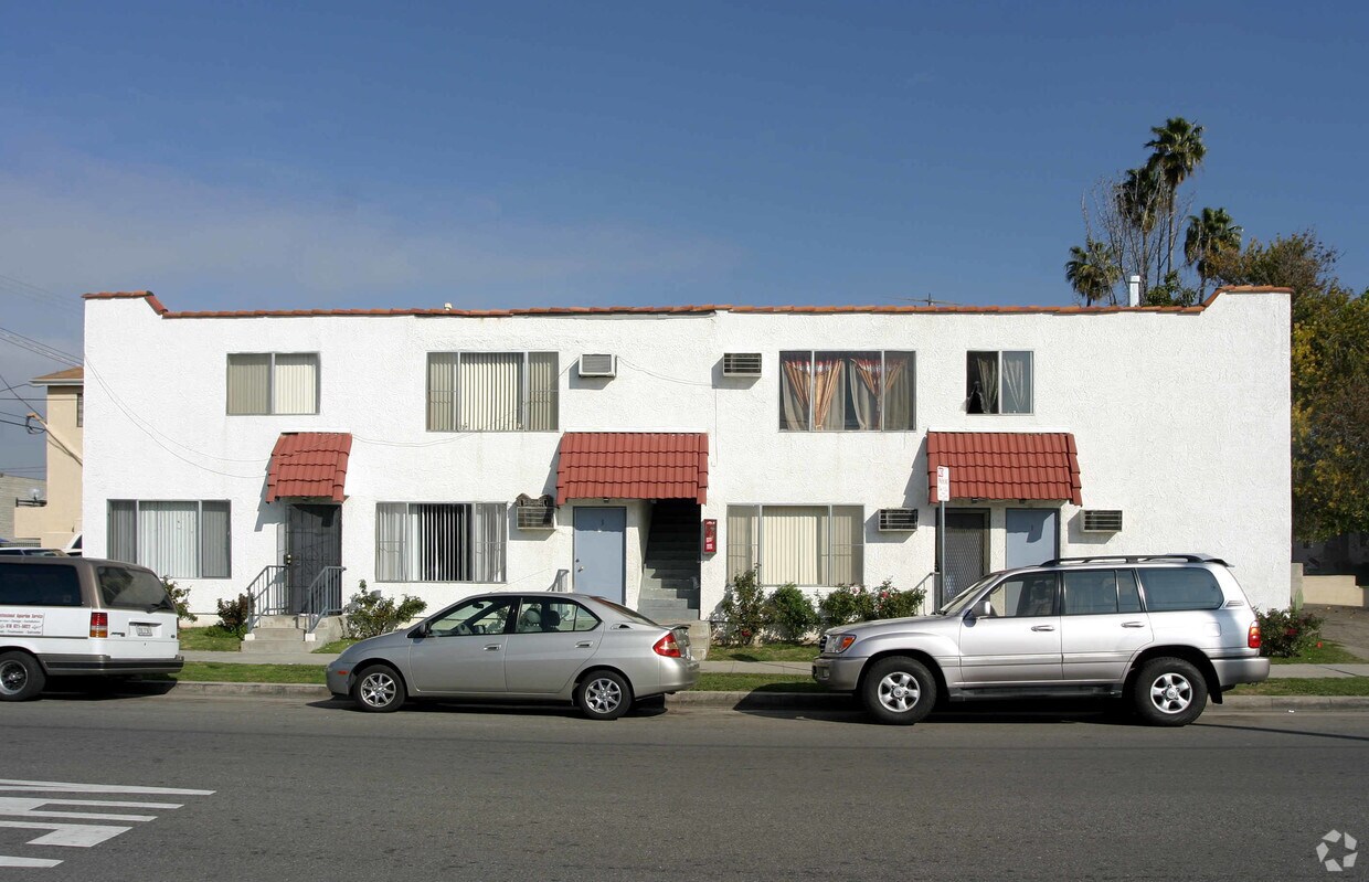Foto del edificio - 7001-7003 Remmet Ave