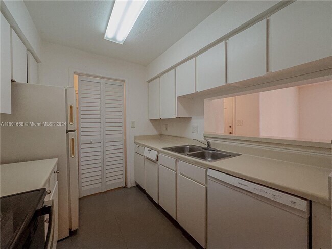 Building Photo - 733 Riverside Drive Apt #1221, Coral Sprin...