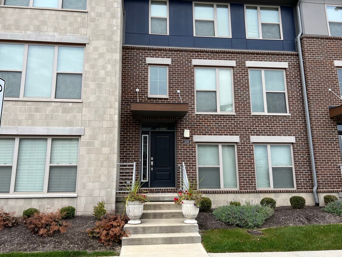 Front Building - 13086 Grand Vue Dr
