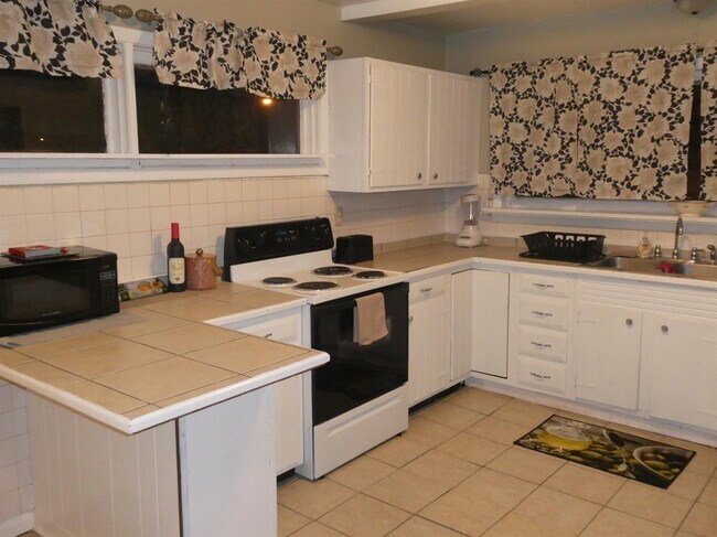 Building Photo - 201 S Broadway St