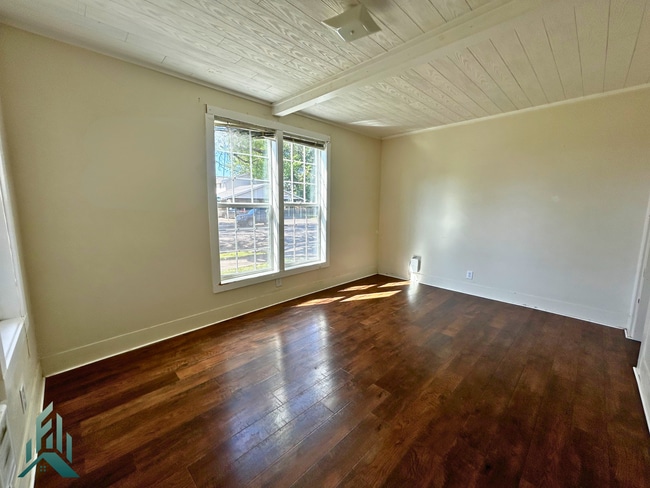 Building Photo - 3 bedroom, 1 bath cozy home