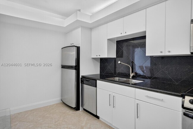 Foto del edificio - 5001 Collins Ave