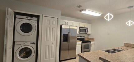 Building Photo - 6915 Ortega Woods Dr