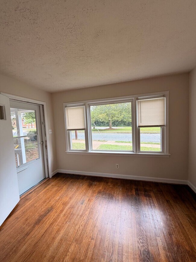 Building Photo - 1602 Fall Hill Ave