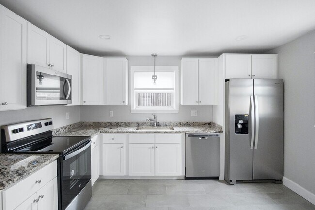 Building Photo - Beautifully Redone 3 Bed 1 Bath Single Fam...