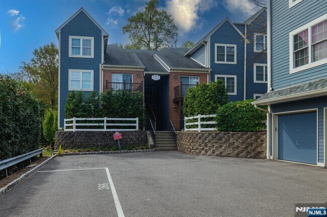 Foto del edificio - 372 Cambridge Dr