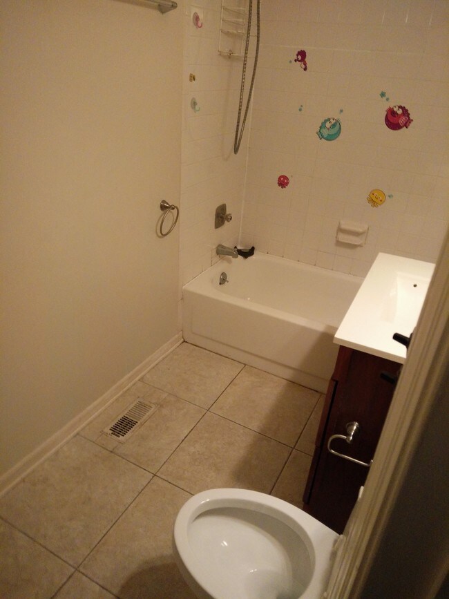 Common Bath - 701 Bismark Way