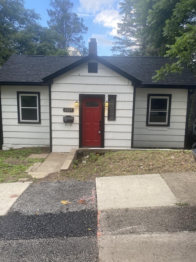 Primary Photo - 2215 Lehigh St