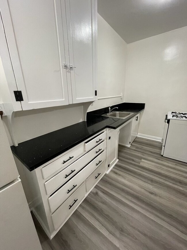 Building Photo - STUDIO $1495 LOS FELIZ HARDWOODS EXPOSED B...