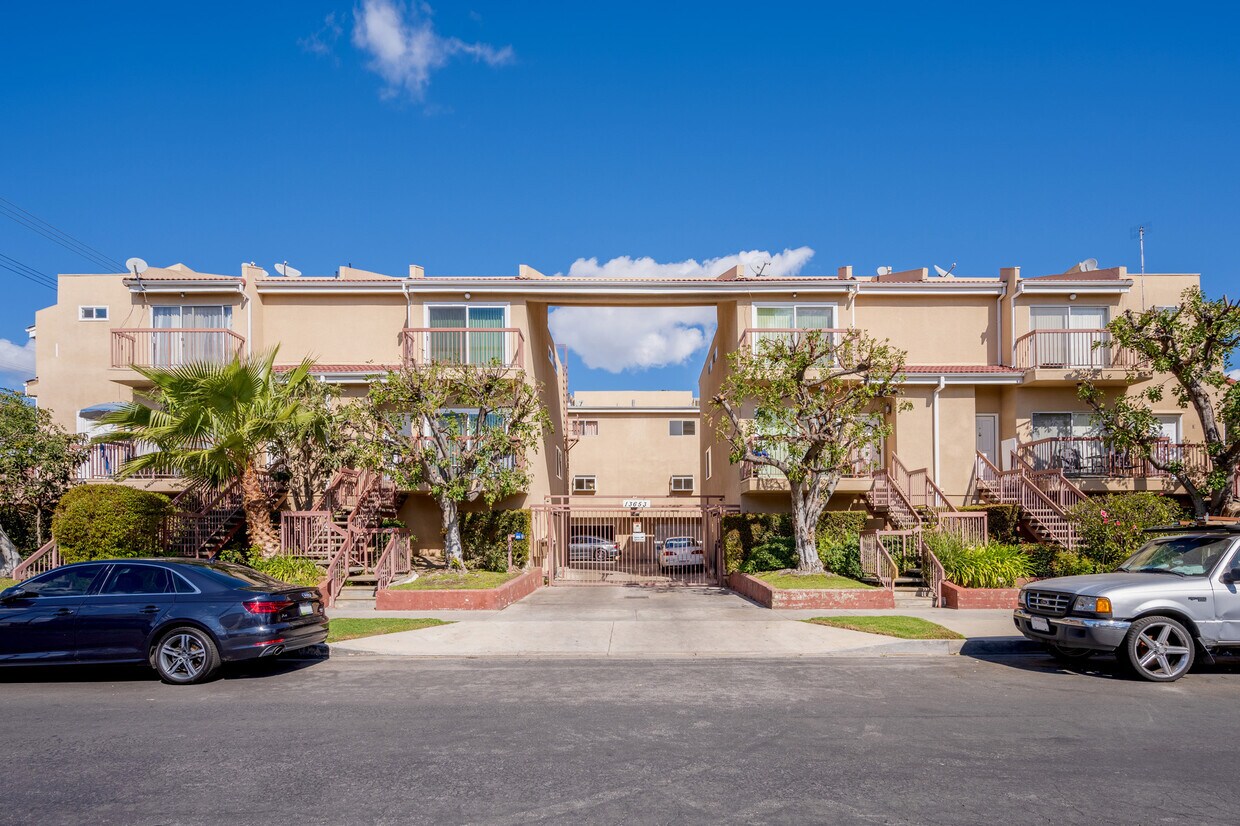 13653 Wyandotte St, Van Nuys, CA 91405 Townhouse for Rent in Van Nuys
