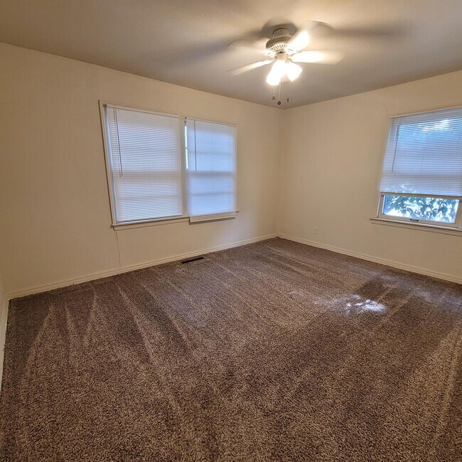 Building Photo - 928 Dellrose