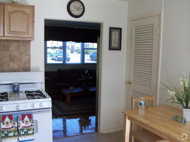 Kitchen - Evergreen Town House Apartments