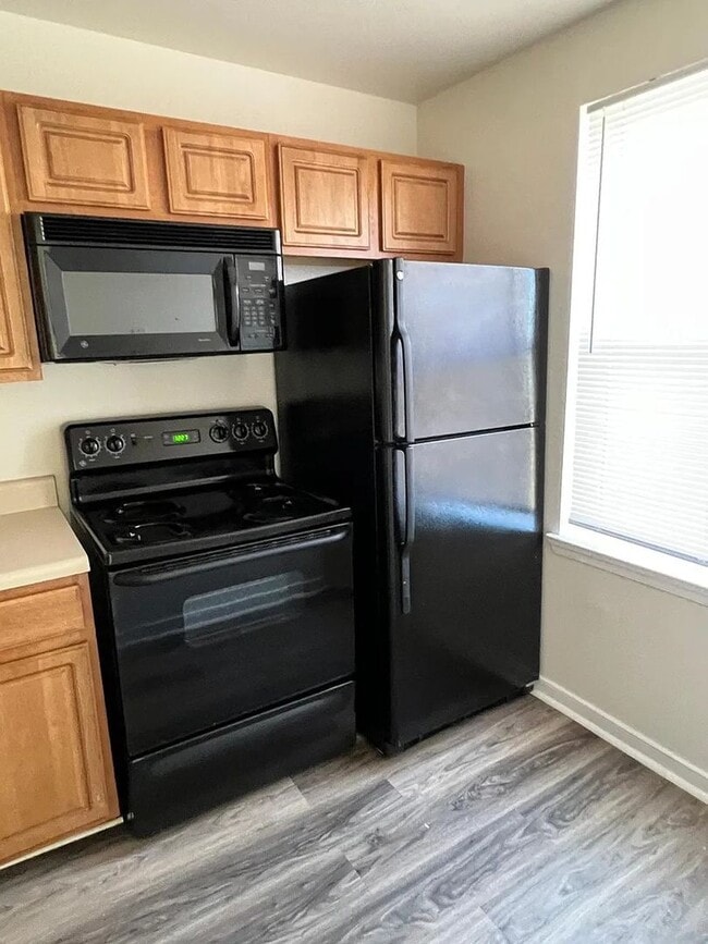Building Photo - Freshly Updated | 2 Bed 1 Bath | E. Richmo...