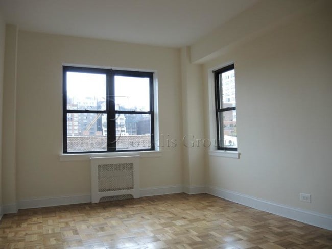 Building Photo - 241 Avenue of the Americas