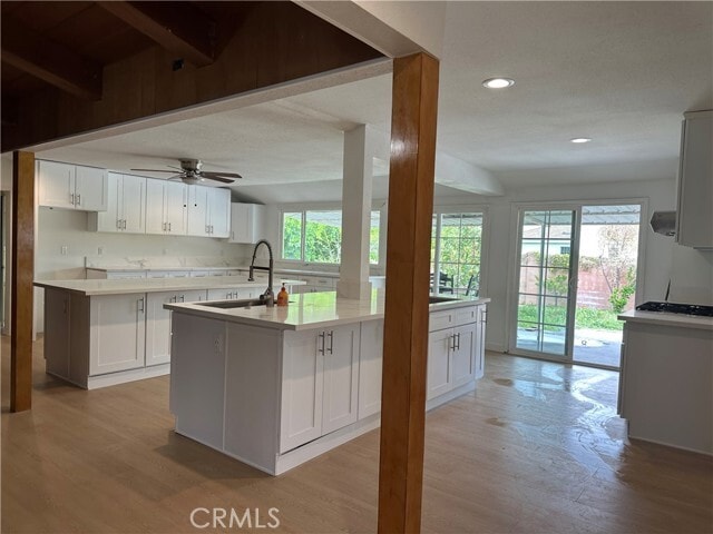 Foto del edificio - 3025 E Hillcrest Ave