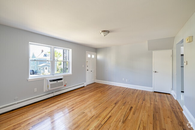 1BR, 1BA - 645SF - Living Room - Station Square Apartments