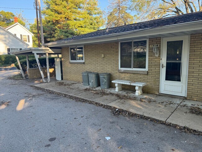 Building Photo - 2 bedroom Duplex