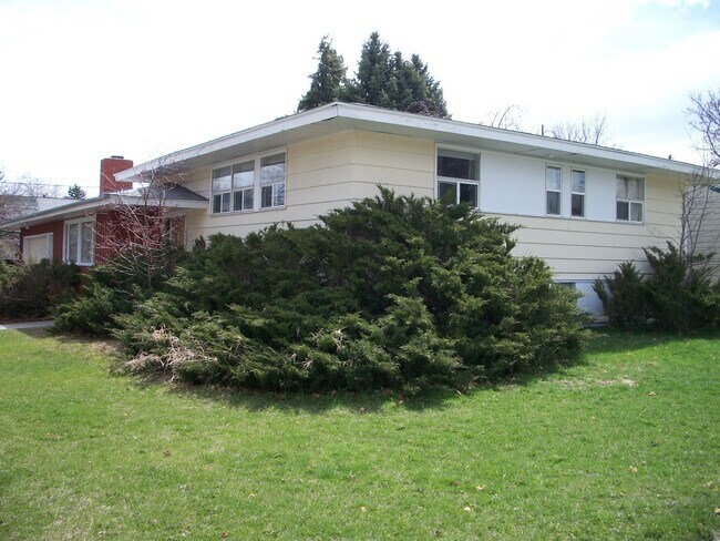 Building Photo - 2 Bedroom 1 Bath 3 Plex