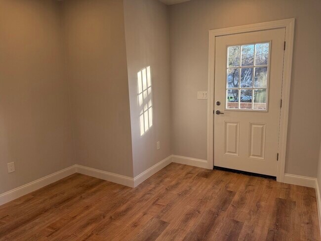 Foto del edificio - 51 Whittier Rd