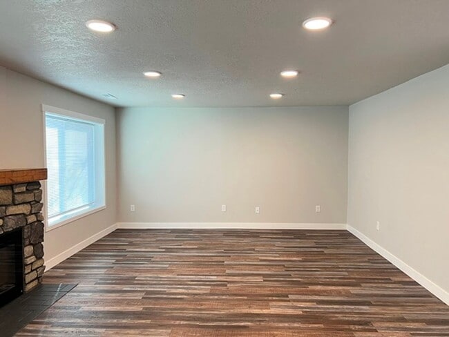 Building Photo - 3Bd/2Ba Two Story House - Available Now!